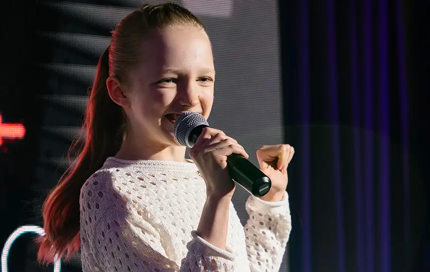 Учениця музичної школи Playway виступає на звітному концерті в Києві